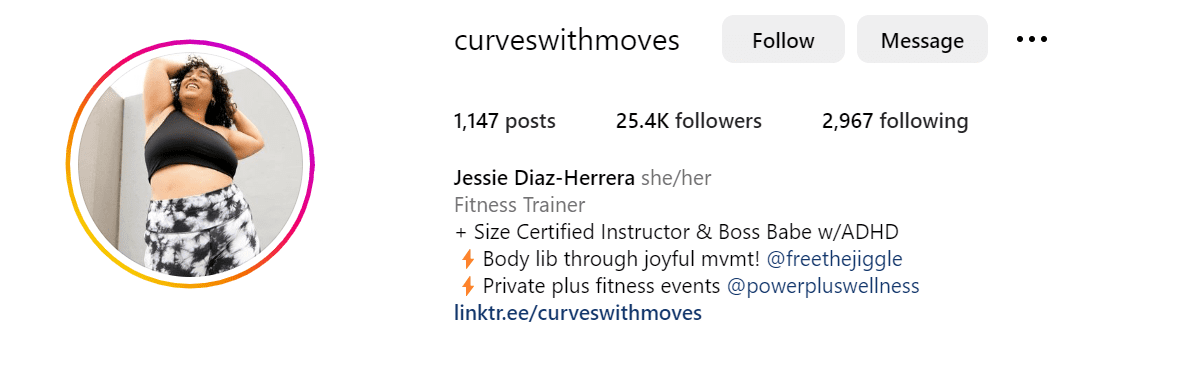 Screenshot of CurveswithMoves Instagram bio, a plus size yoga account